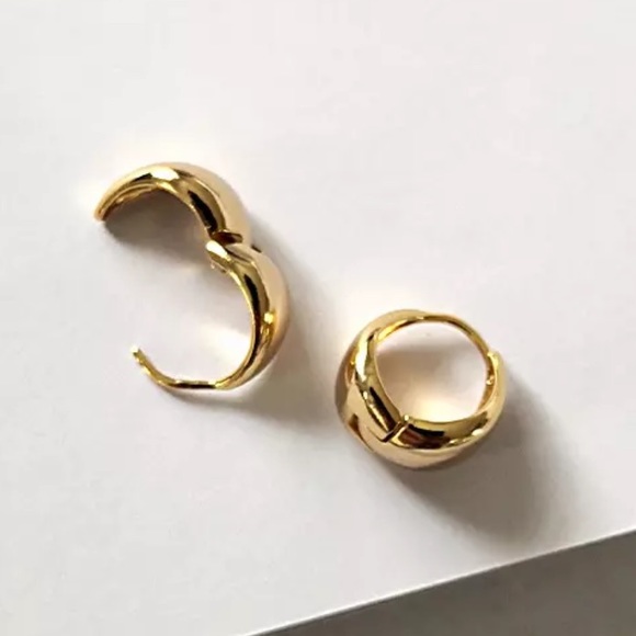 ✨Insta gold plated chunky hoop earrings - Picture 4 of 5